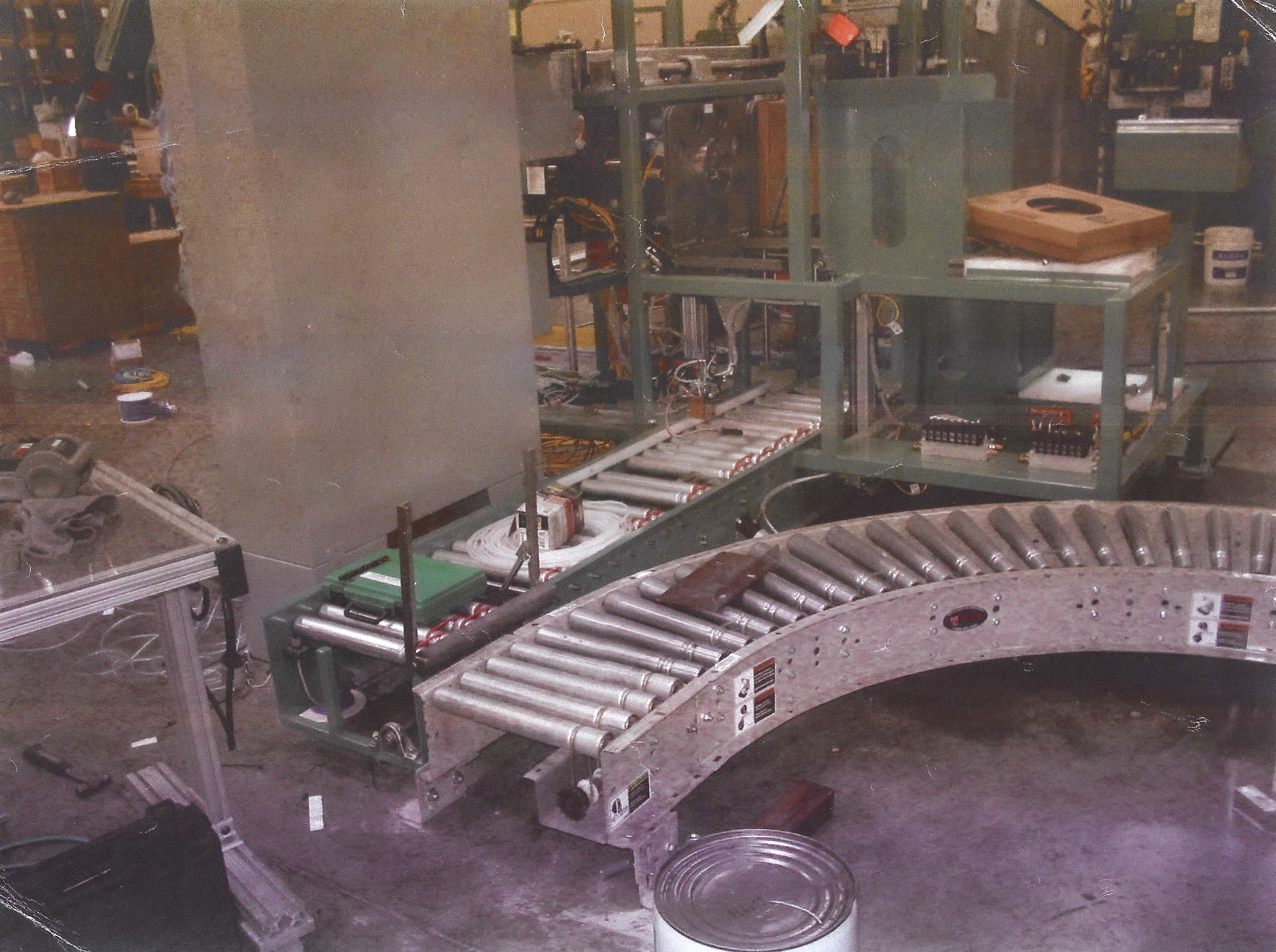 Curved gravity roller conveyor in an automated packaging cell