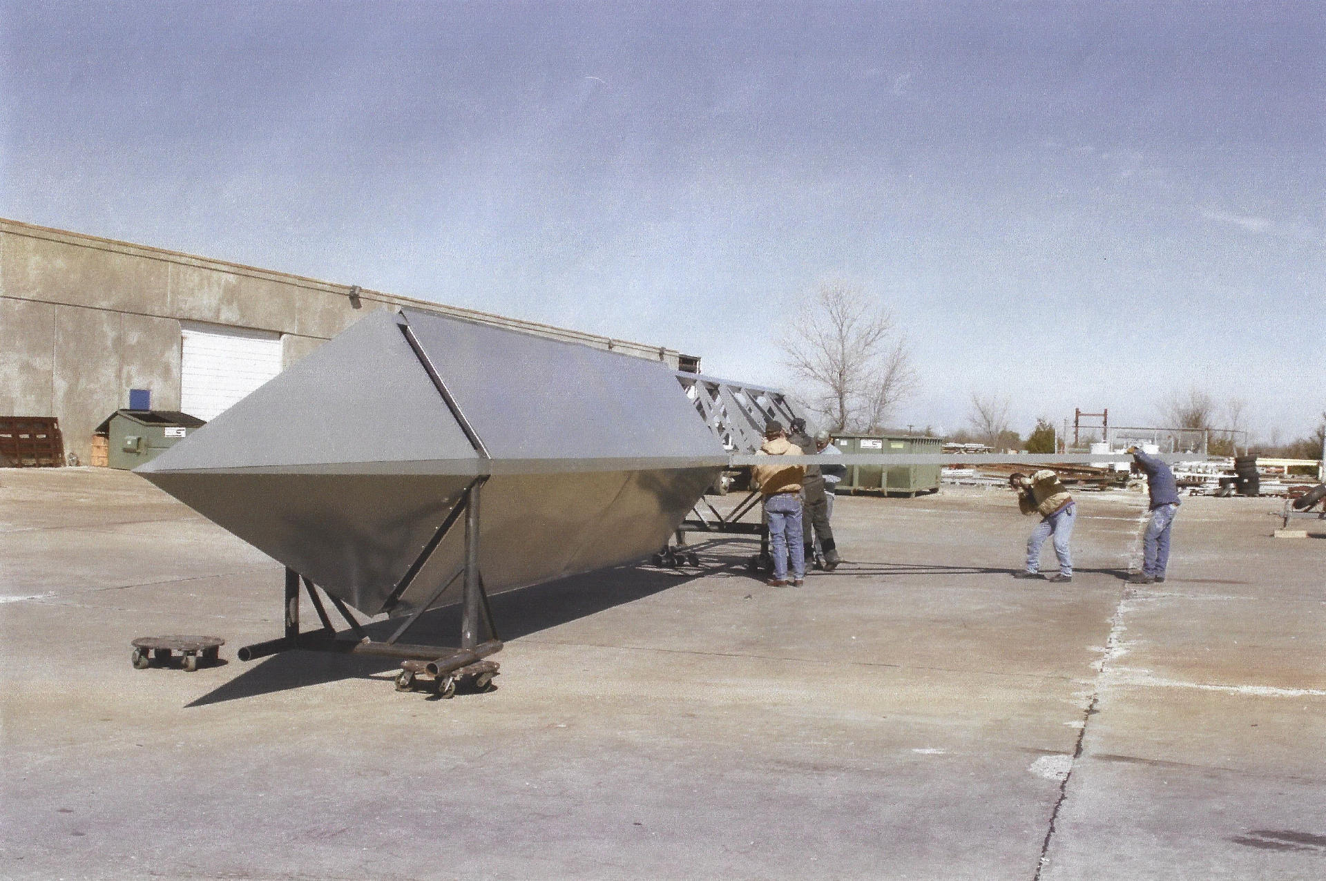 Large-scale storage bin and discharge chute