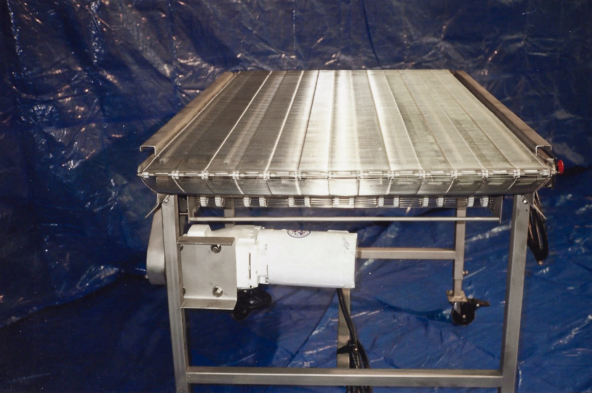 Heavy-gauge stainless mesh-belt conveyor