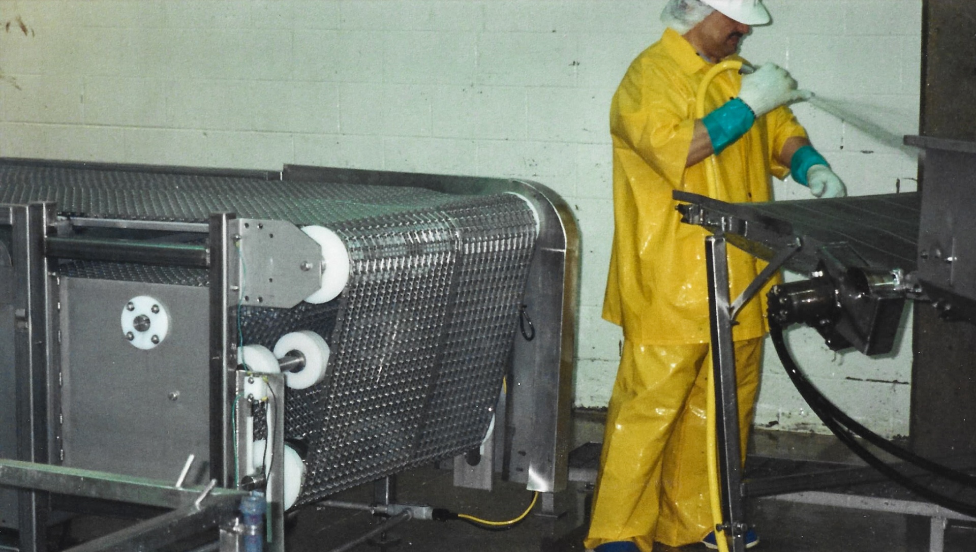 Sanitary mesh conveyor — washdown-rated for food processing